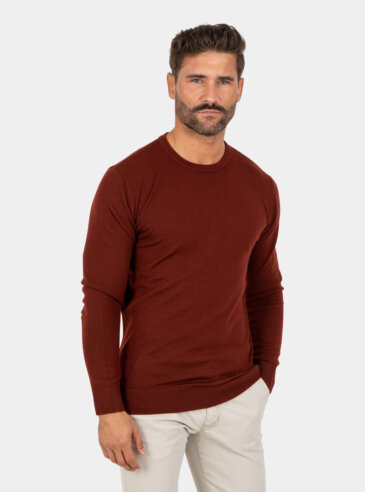 merino-wool-crew-neck-dark-red-front Model wearing a dark red Merino wool crew neck sweater, front view.